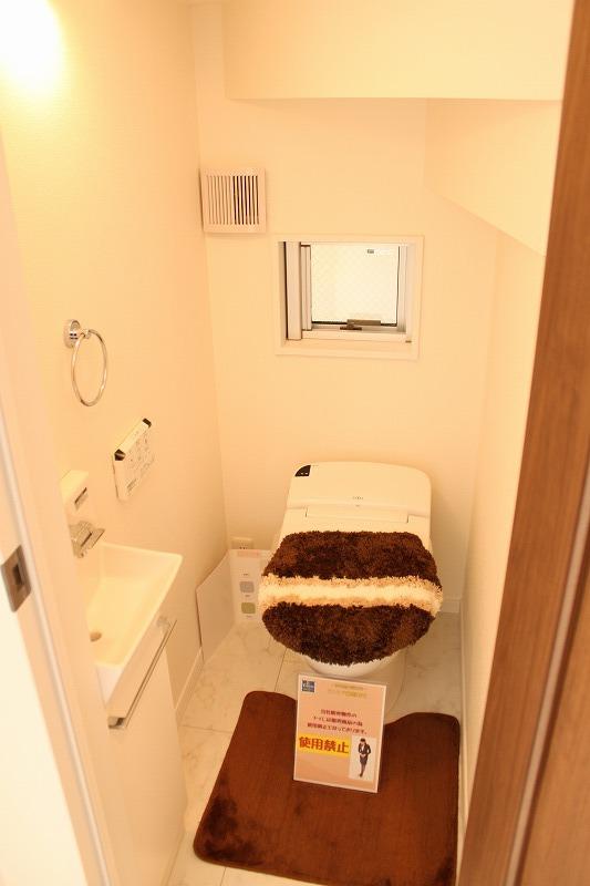 Toilet. Indoor (11 May 2013) Shooting