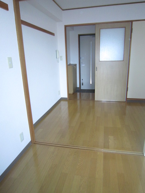 Living and room. Spacious 1R to open the partition LDK independence or door in the door