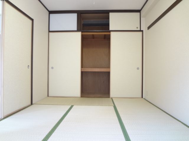 Receipt. Japanese-style room of the housing is also upper closet, Capacity plenty