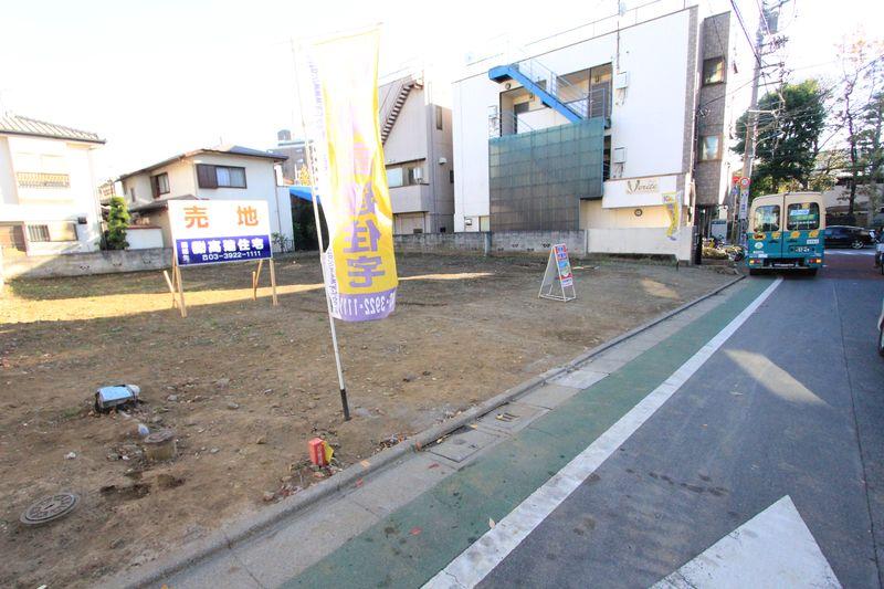 Local photos, including front road. Oizumigakuen Uchi