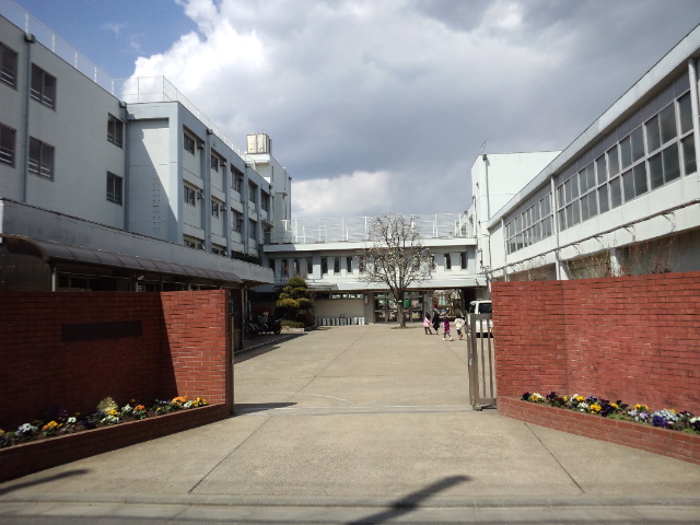 Junior high school. 301m to Nerima Miharadai junior high school (junior high school)