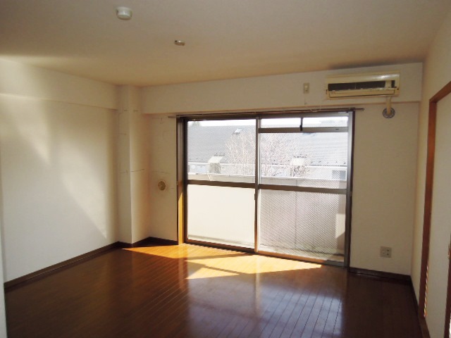 Living and room. Breadth of living about 13 tatami room! 