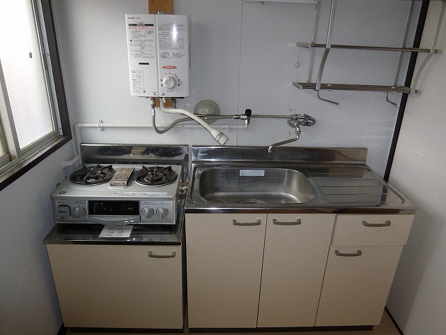 Kitchen. Two-burner stove is installed Allowed! 