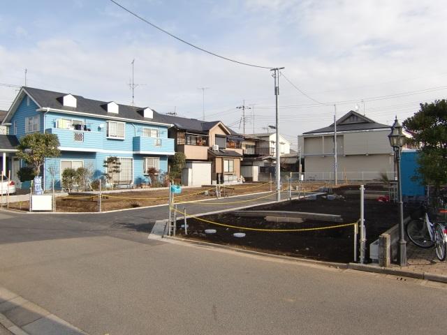 Local appearance photo. Local is the new development subdivision. All six are buildings. Front road is also wide.