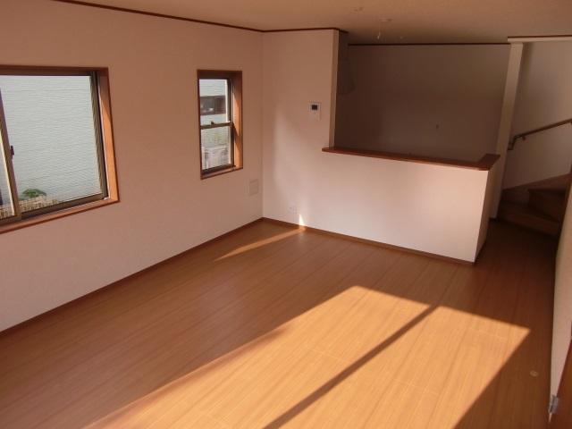 Same specifications photos (living). Ahead is the living room of the finished properties. It This property also image is similar.