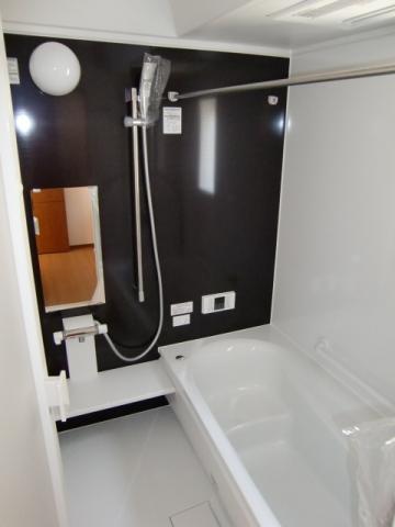 Same specifications photo (bathroom). Ahead is the bathroom of the completed property. This property is also popular specification, such as the bathroom dryer and stick the nozzle and slide hook.