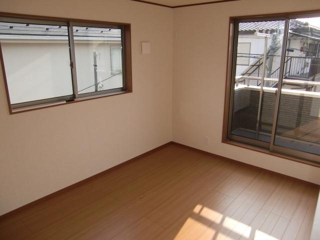 Non-living room. Ahead to Western-style of the finished properties. Please refer to Our Property.