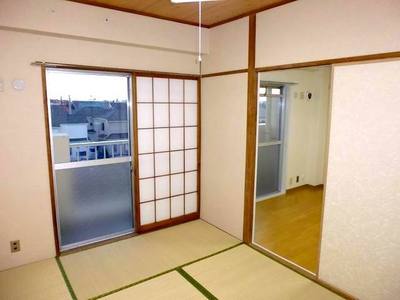 Living and room. South side of the bright Japanese-style room (with sliding door)