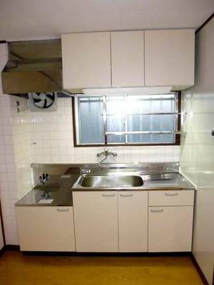 Kitchen. A window kitchen (gas stove Please prepare by yourself)