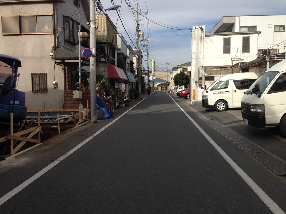 Local photos, including front road. It is convenient to nearby shopping district