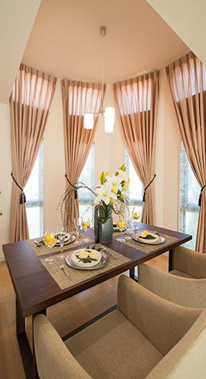 3m more than the high ceiling is elegant dining. Sunlight coming through the window of the multifaceted lighting will comfort the table