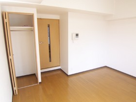 Living and room.  [Separate reference photograph] Western-style flooring