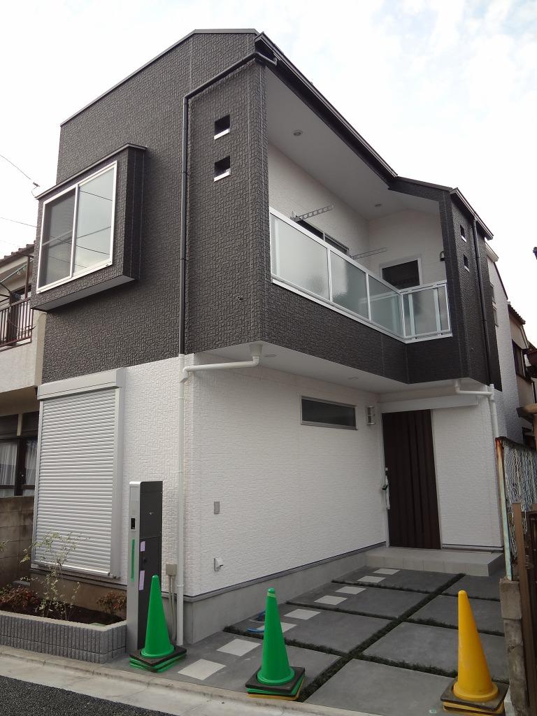 Local appearance photo. South-facing wide balcony with designer housing