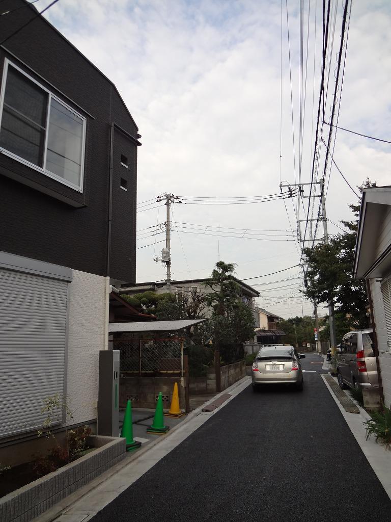 Local photos, including front road. South road surface, Yang per good