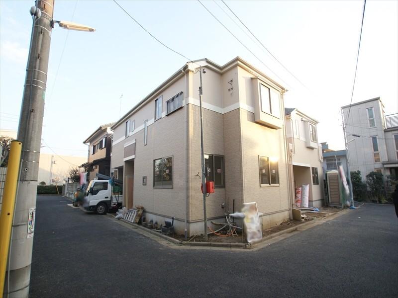Local photos, including front road. Good location, a 10-minute walk from the nearest station, Commute, School is convenient