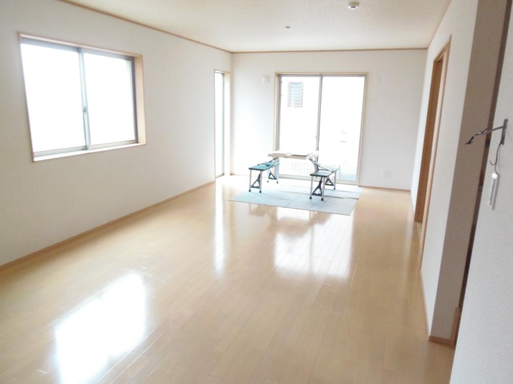 Living. Indoor (July 2013) Shooting, 20.5 Spacious first floor living room of quires. 