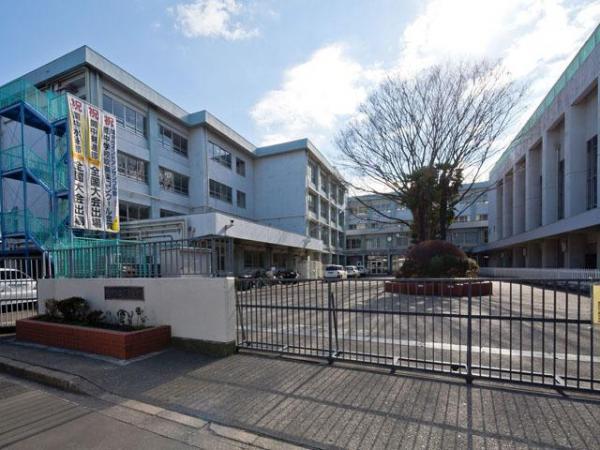 Junior high school. 560m until about junior high school