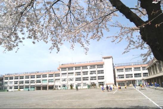 Junior high school. 716m to Nerima Tatsuseki junior high school