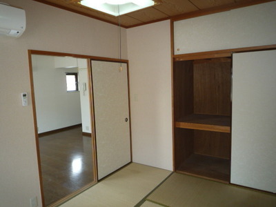 Living and room. Japanese-style room 6 tatami, Storage room (closet, Upper closet), Air conditioning