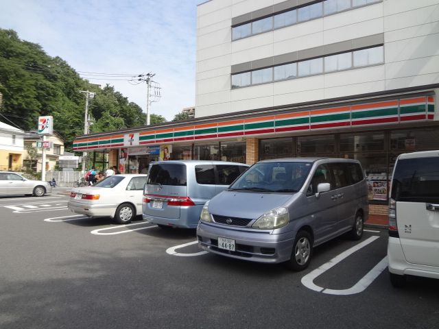 Convenience store. 250m to Seven-Eleven (convenience store)