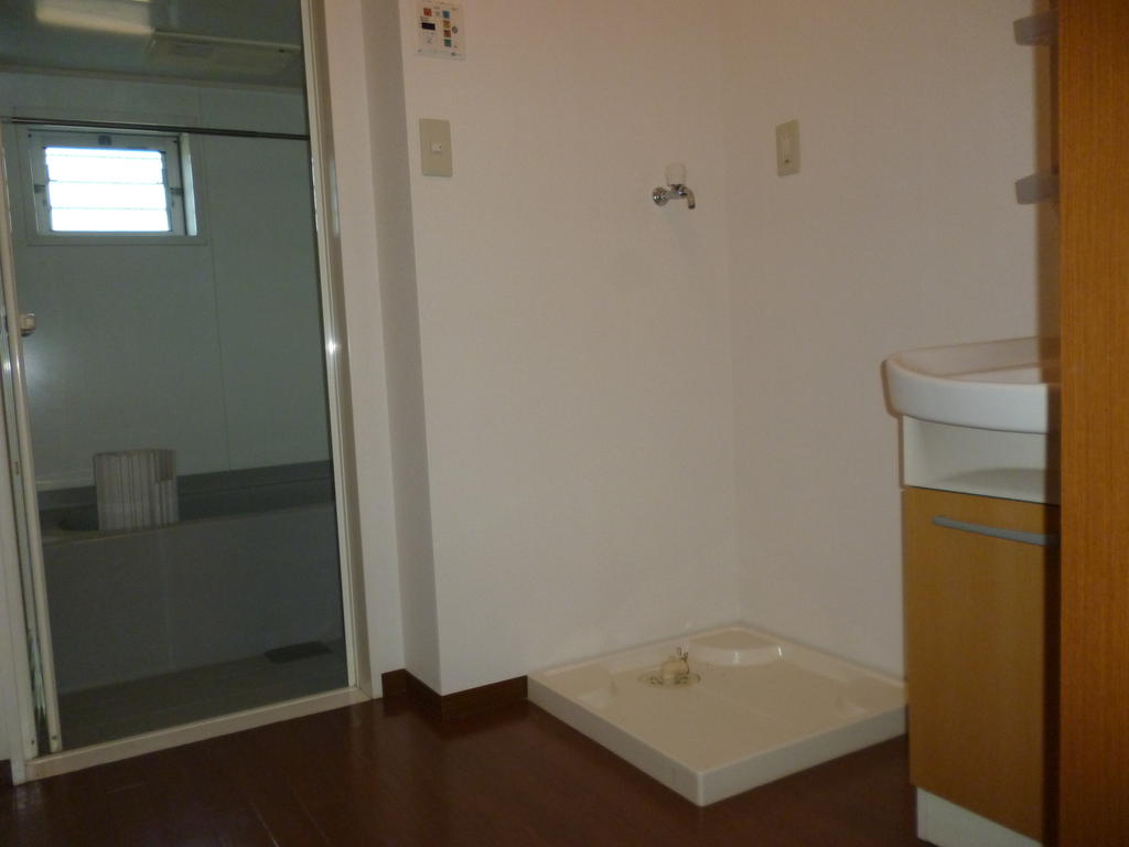 Washroom. Bathroom Vanity ・ Washing machine in the room