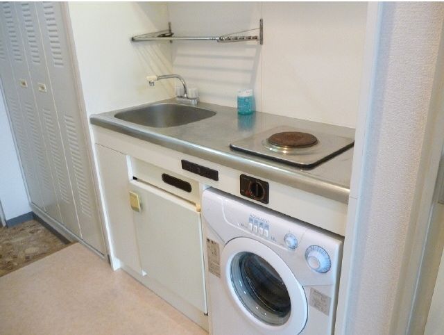 Kitchen. It comes with a washing machine (^_^) / 