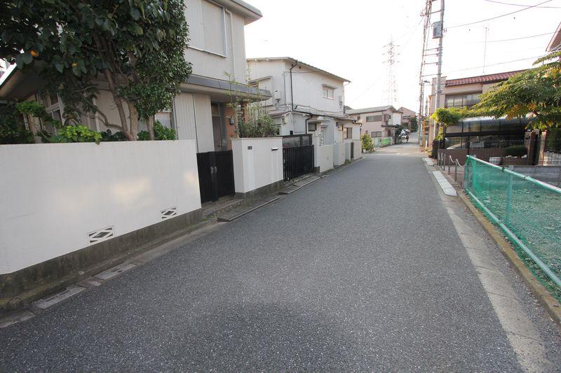 Local photos, including front road. Oizumigakuen Uchi
