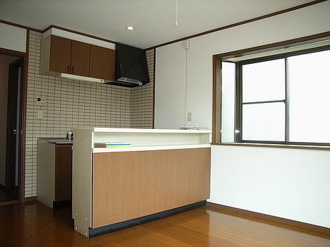 Kitchen.  ☆ Minis is "52.5% of the brokerage fee is rent." ☆ 