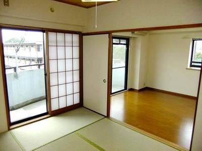 Living and room. Japanese-style room with shoji. Between the living room opens one between min. 