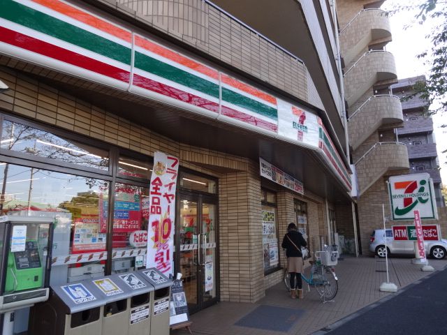 Convenience store. 280m to Seven-Eleven (convenience store)