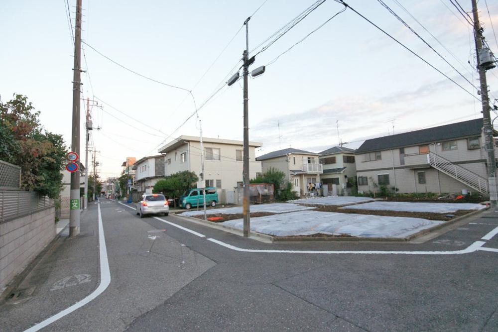 Local photos, including front road. Front road is also widely, And out of the car is also a breeze. 