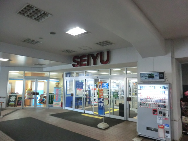 Supermarket. Seiyu to (super) 880m