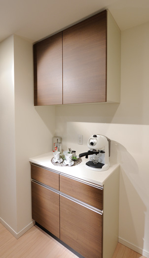 Kitchen.  [Counter cupboard] Set up a cupboard with a counter to help you organize your tableware. It creates a sense of unity to the interior in the same specification as the kitchen storage.