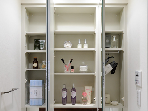 Bathing-wash room.  [Three-sided mirror back storage] Installing a movable shelf storage that can be used in small organized, such as cosmetics. You can clean the house the water around.
