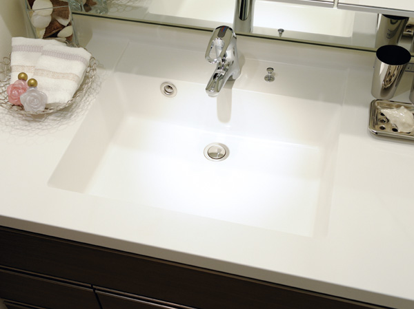 Bathing-wash room.  [Bowl-integrated vanity] In a clean white keynote, Cleaning also adopt a comfortable artificial marble of the bowl-integrated top board.