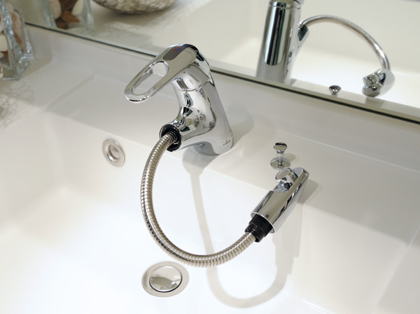 Bathing-wash room.  [Single lever faucet] Adopt a care also easy to hand shower type of bowl. Hot water temperature at a single lever ・ You can adjust the amount of water.