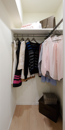 Interior.  [Receipt] In the center of the walk-in closet and storage systems, Shoes in Croke entrance, Hallway storage and wash room linen cabinet, etc., It installed a variety of storage. With excellent storage capacity, You can efficiently use the living space.  ※ Kind of storage by type, Shape is different. (The photo shows a walk-in closet)