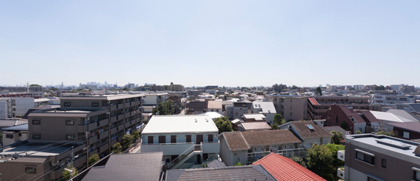 Surrounding environment. View from the sixth floor F type (601 Room No.). Apartment south has been designated as a Class low-rise exclusive residential area, Spread the center and the residential area a Detached house. Since the width of the front road is about 6m, To achieve the lighting rich life that was blessed on the lookout.  ※ 2013 September shooting. Use area of ​​this apartment is the first kind medium and high-rise exclusive residential area.