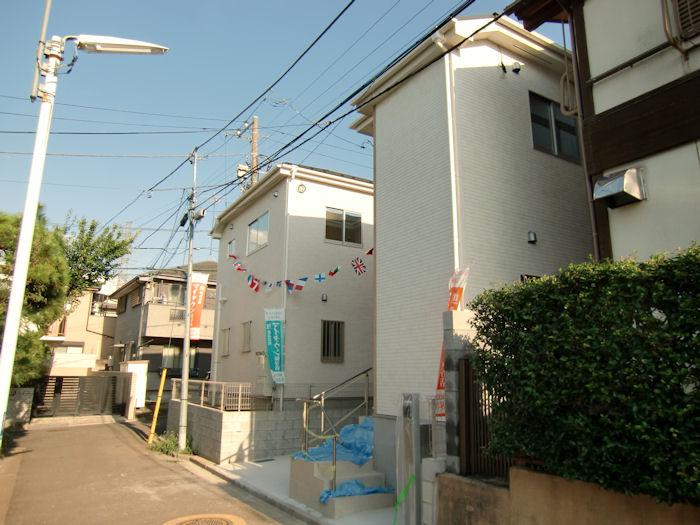 Local photos, including front road. The entire surface of 4m road. Already paving