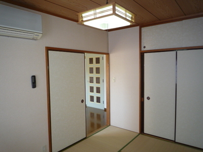 Living and room. Japanese-style room 6 quires, Storage room (closet, Upper closet), Air conditioning