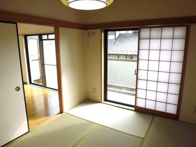 Living and room. LDK next to the Japanese-style room with shoji