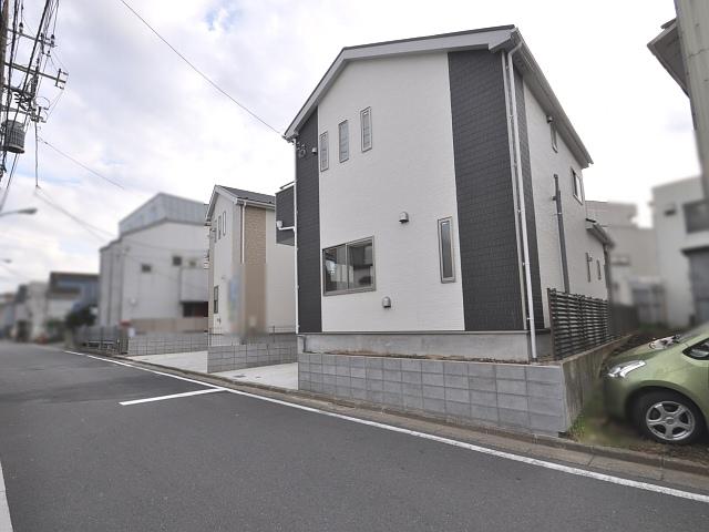 Local photos, including front road. Contact road situation