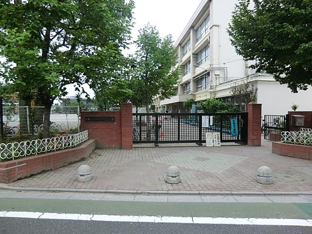 Primary school. 621m to Nerima Oizumigakuen green elementary school