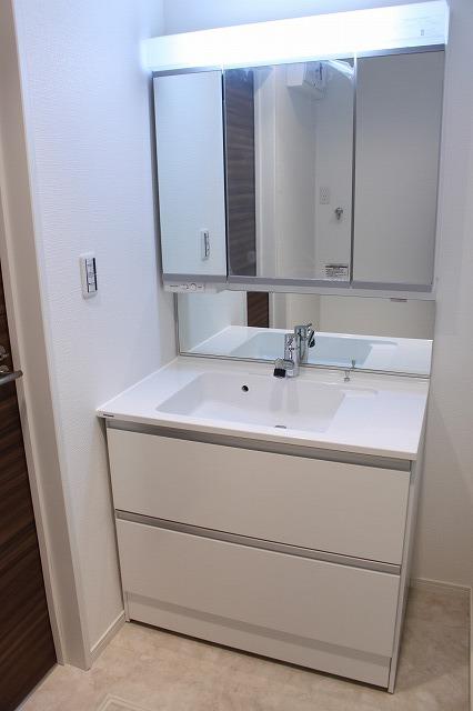 Wash basin, toilet. Indoor (11 May 2013) Shooting