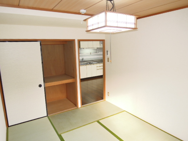 Other room space. A of 1 between the amount housed Japanese-style room 6 quires (inverted ・ See photo)