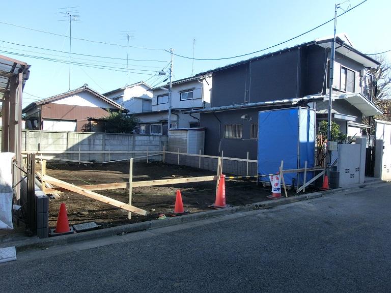 Local photos, including front road. Local (12 May 2012) shooting