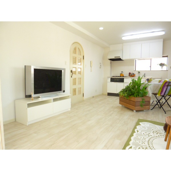 Living and room. Ivory of floor