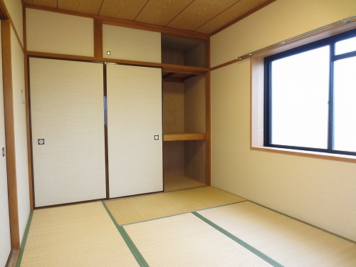 Other room space. It housed a large number ・ Two-sided lighting Japanese-style room