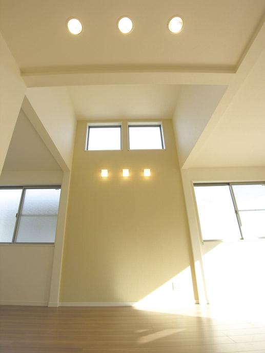 Same specifications photos (living). - Blow-per is open space -