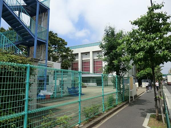 Junior high school. 850m until about junior high school